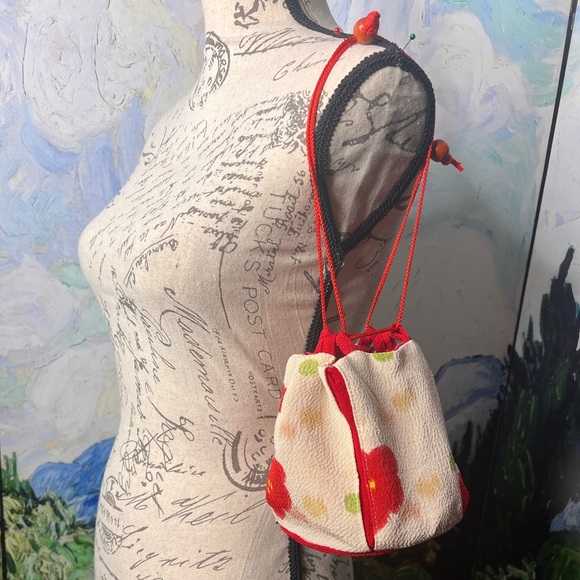 Adorable, Asian inspired, cream and red, wristlet, cinched, pouch purse. - Picture 3 of 10